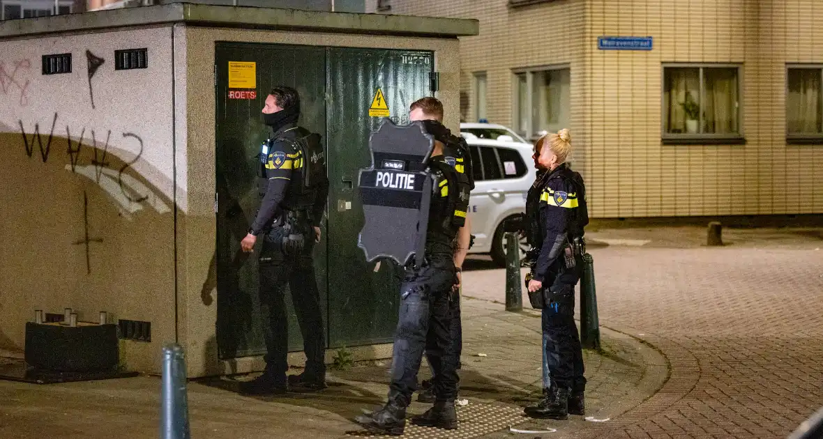 Politie valt woning binnen na melding vuurwapen - Foto 2