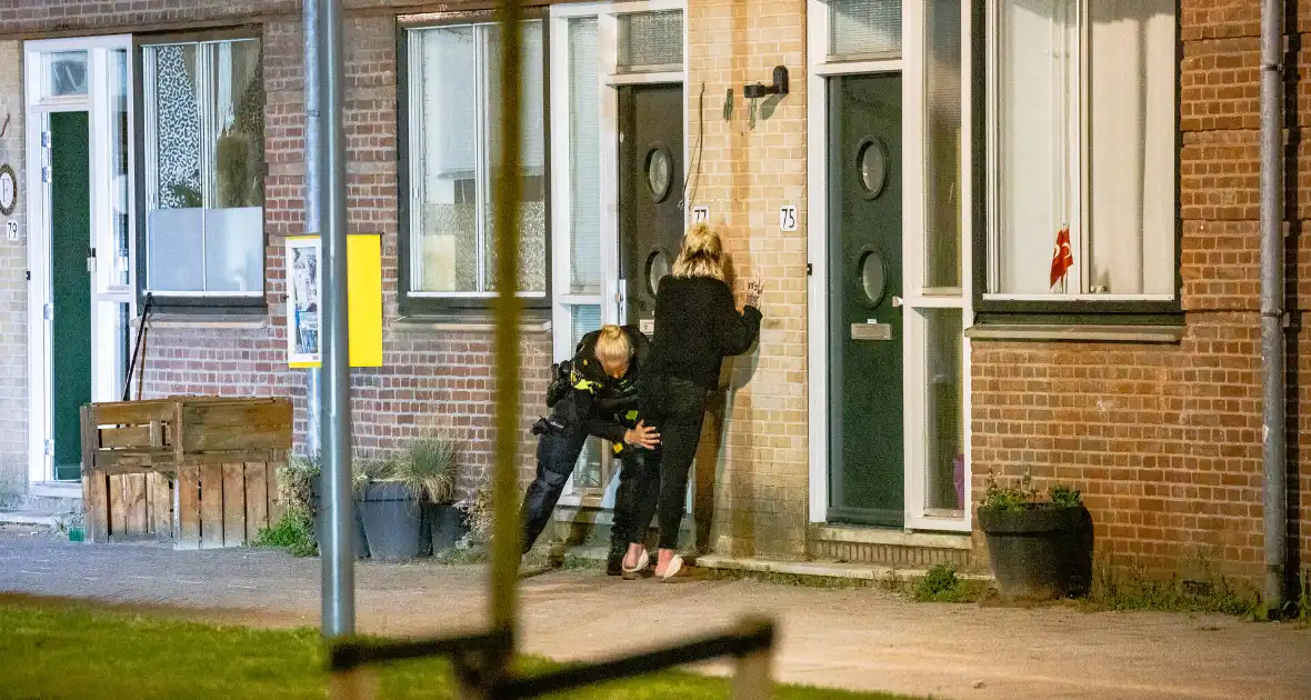 Politie valt woning binnen na melding vuurwapen - Foto 3