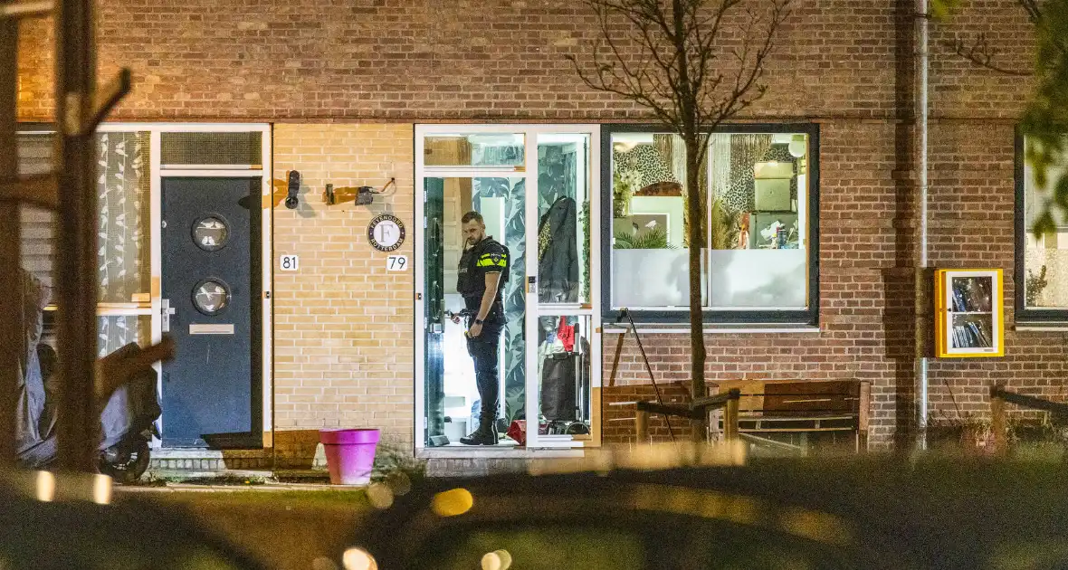 Politie valt woning binnen na melding vuurwapen - Foto 5