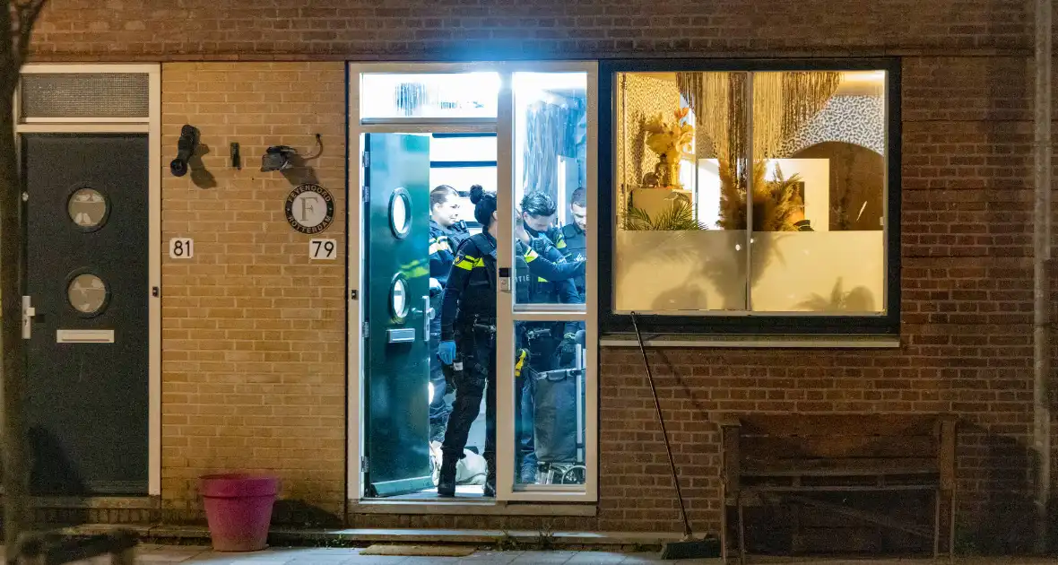 Politie valt woning binnen na melding vuurwapen - Foto 9
