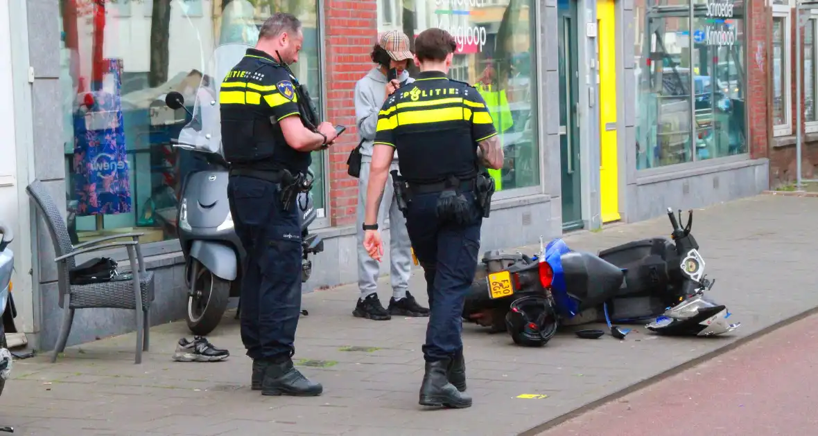 Scooterrijder botst tegen bestelbus