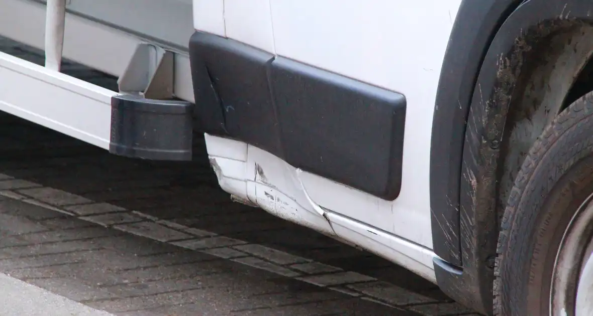 Scooterrijder botst tegen bestelbus - Foto 1