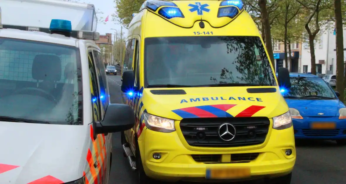 Scooterrijder botst tegen bestelbus - Foto 2