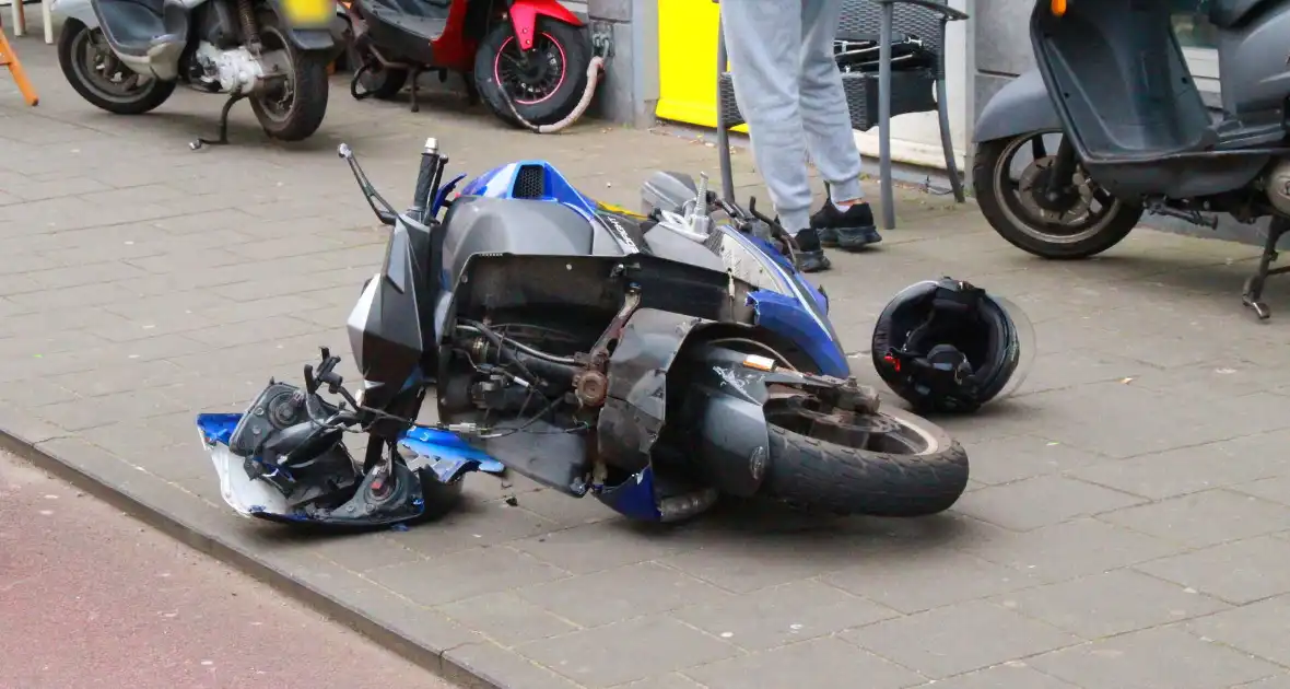 Scooterrijder botst tegen bestelbus - Foto 3