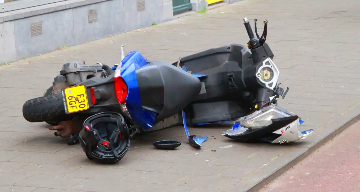 Scooterrijder botst tegen bestelbus - Foto 4