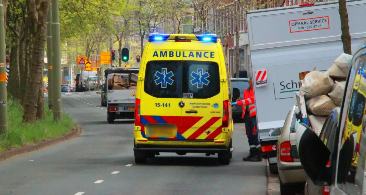Scooterrijder botst tegen bestelbus - Foto 6