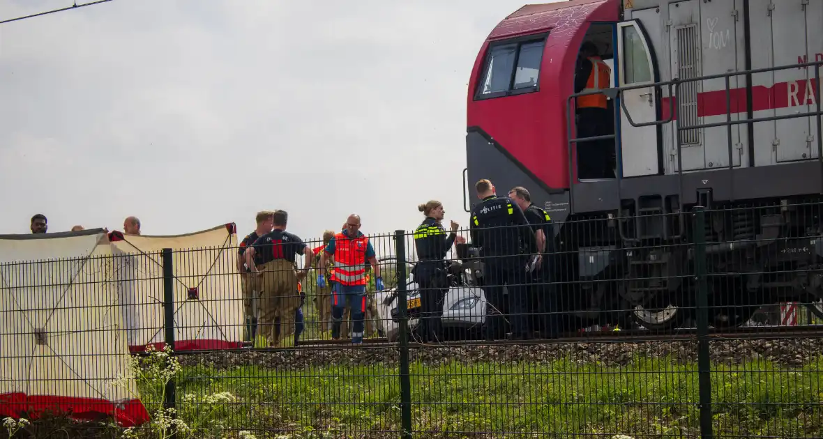 Trein sleept auto honderden meters mee over spoor