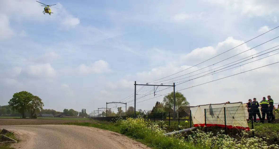 Trein sleept auto honderden meters mee over spoor - Foto 1