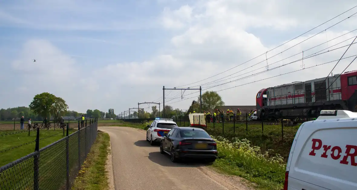 Trein sleept auto honderden meters mee over spoor - Foto 2