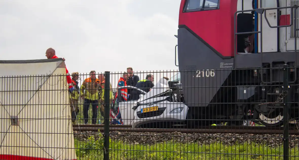 Trein sleept auto honderden meters mee over spoor - Foto 4