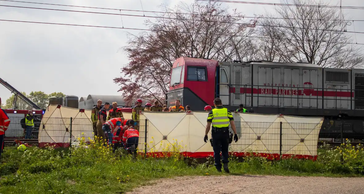 Trein sleept auto honderden meters mee over spoor - Foto 5