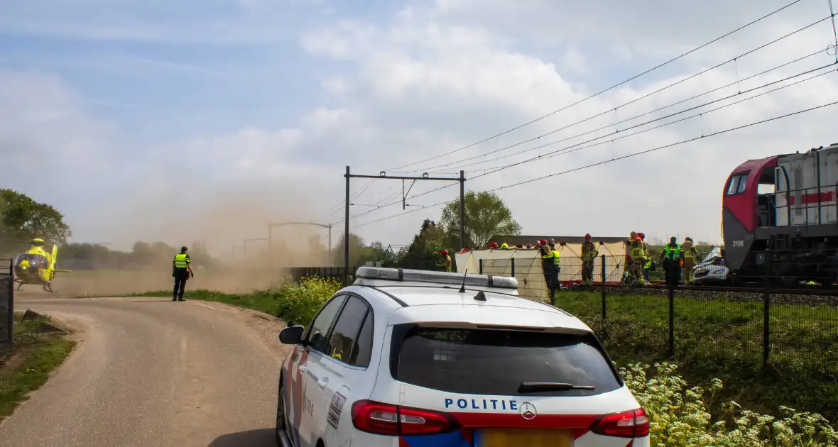 Trein sleept auto honderden meters mee over spoor - Foto 6
