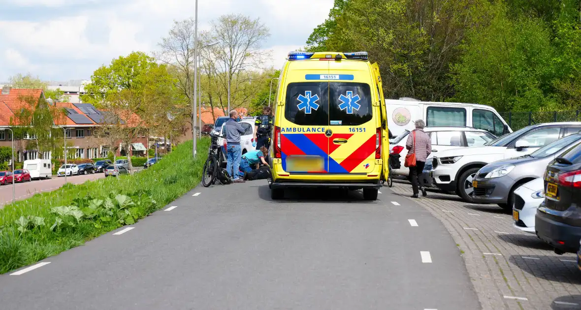 Man valt met fiets en raakt gewond - Foto 1