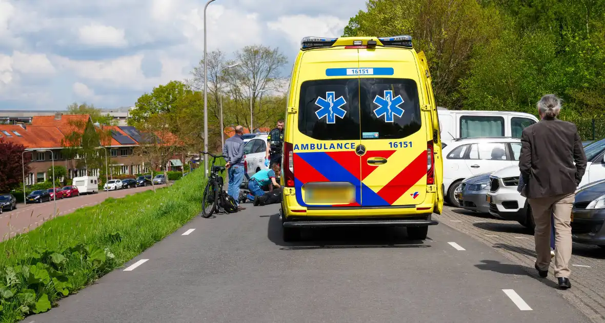 Man valt met fiets en raakt gewond - Foto 2