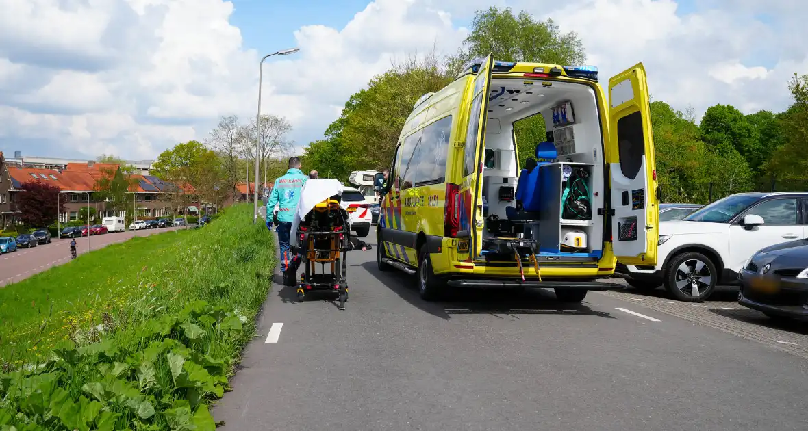 Man valt met fiets en raakt gewond - Foto 3
