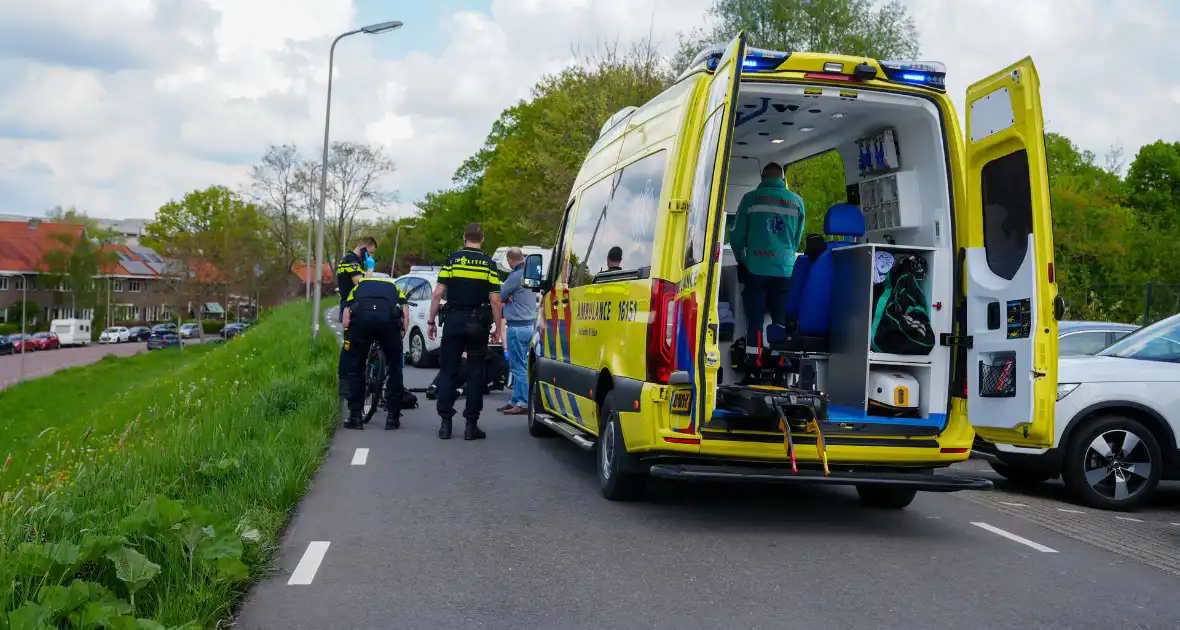 Man valt met fiets en raakt gewond - Foto 4