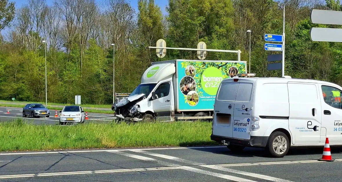 Politie botst tijdens achtervolgen van motorrijder - Foto 4