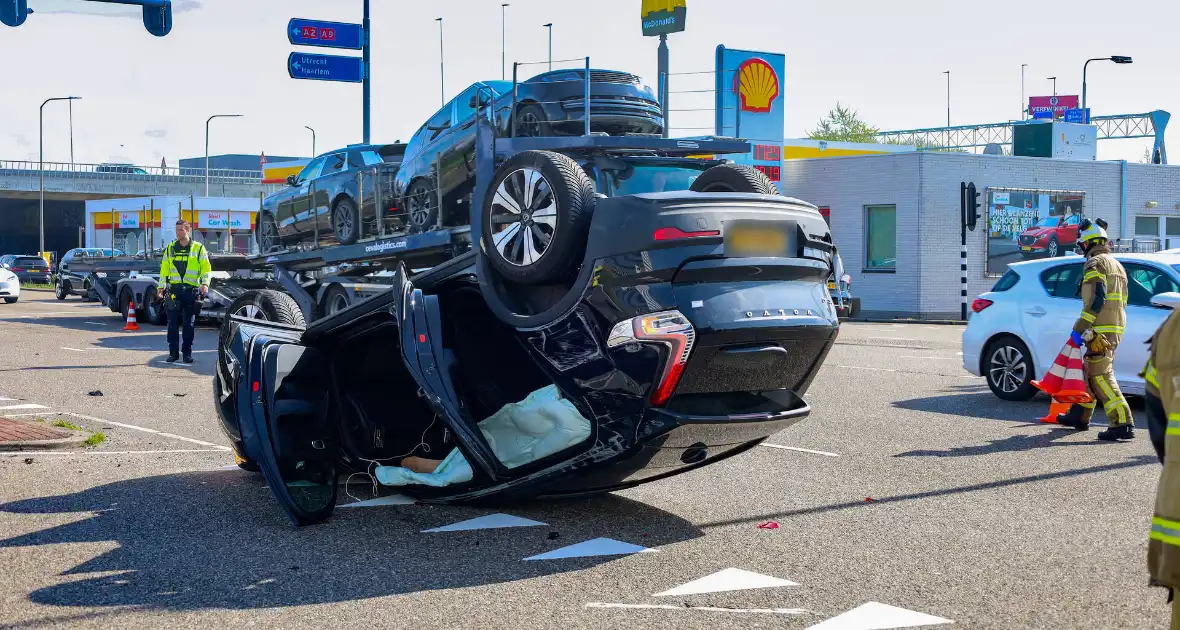 Auto belandt op kop na botsing, bestuurder gewond