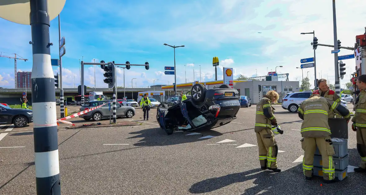 Auto belandt op kop na botsing, bestuurder gewond - Foto 2