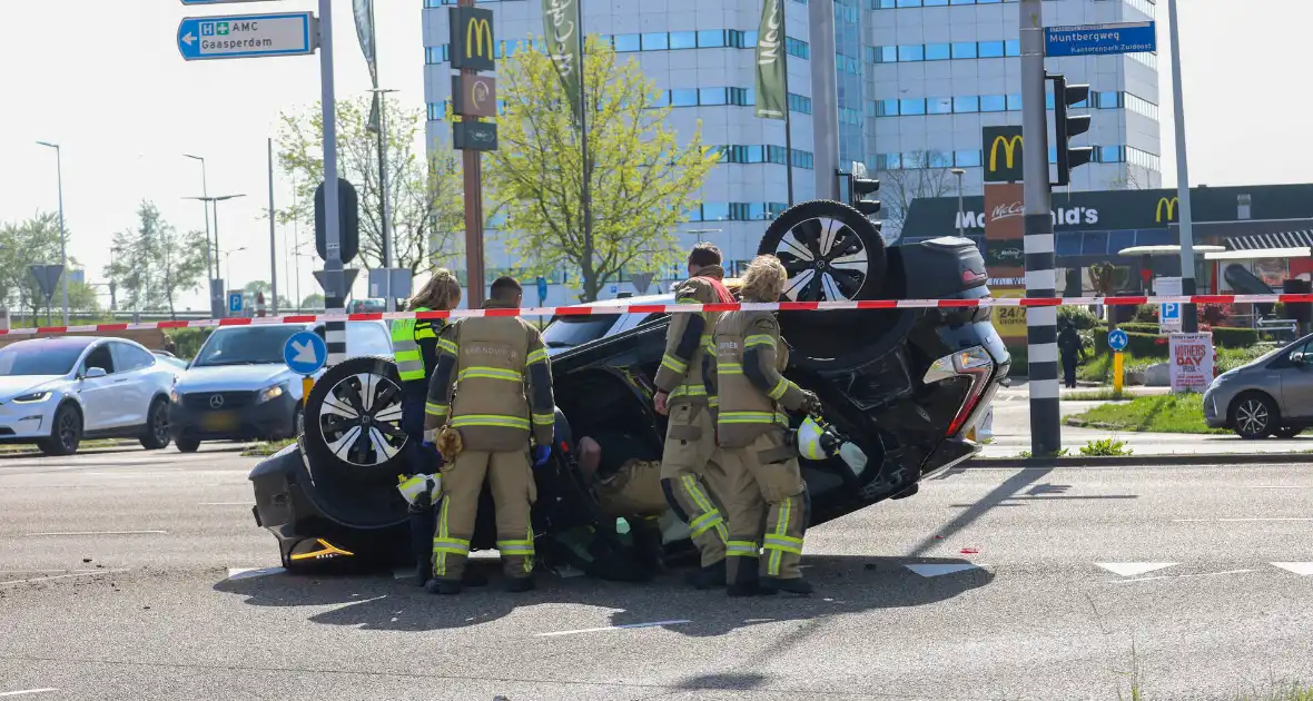 Auto belandt op kop na botsing, bestuurder gewond - Foto 3