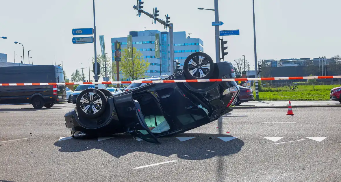 Auto belandt op kop na botsing, bestuurder gewond - Foto 4