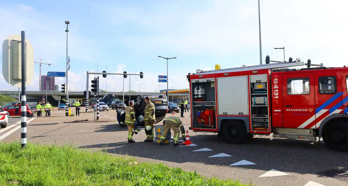 Auto belandt op kop na botsing, bestuurder gewond - Foto 6