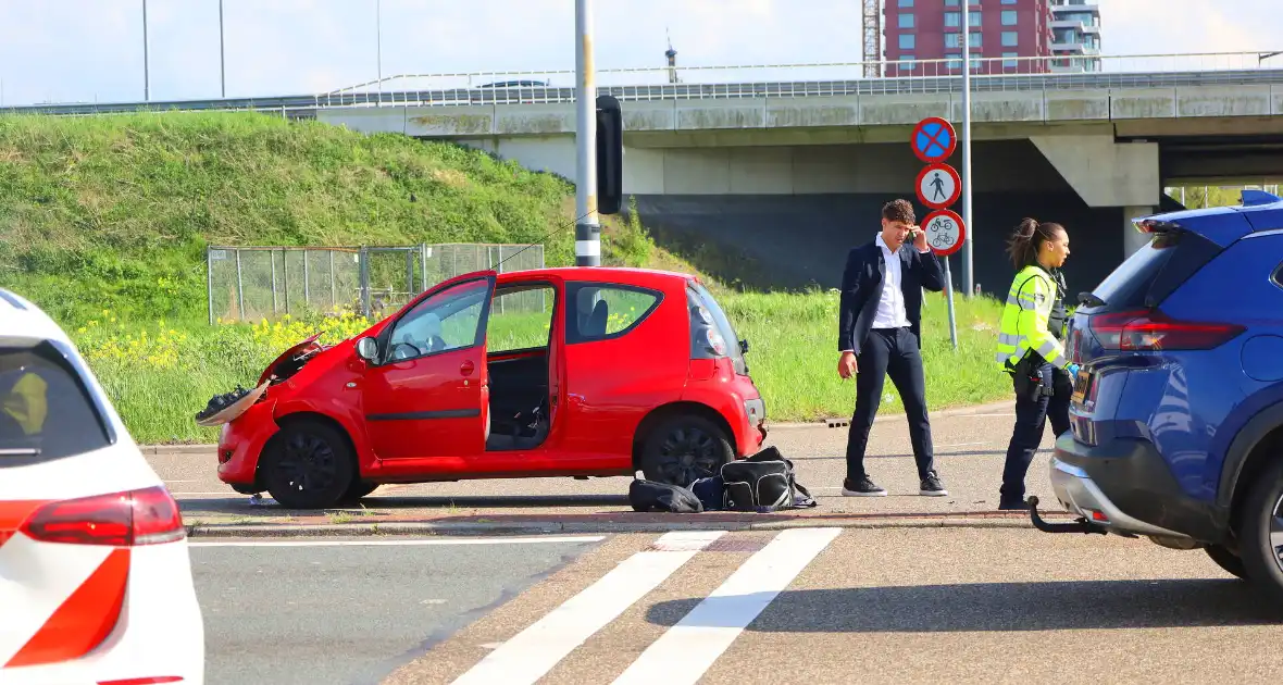 Auto belandt op kop na botsing, bestuurder gewond - Foto 7