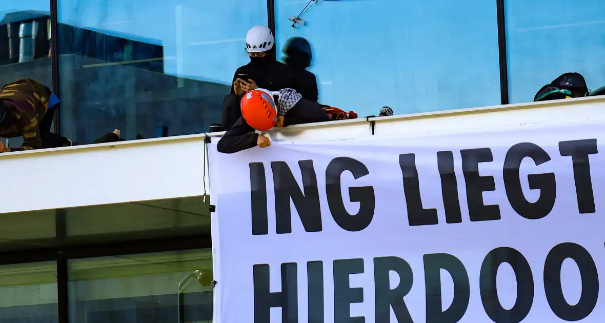 Demonstratie bij ING kantoorgebouw - Foto 1