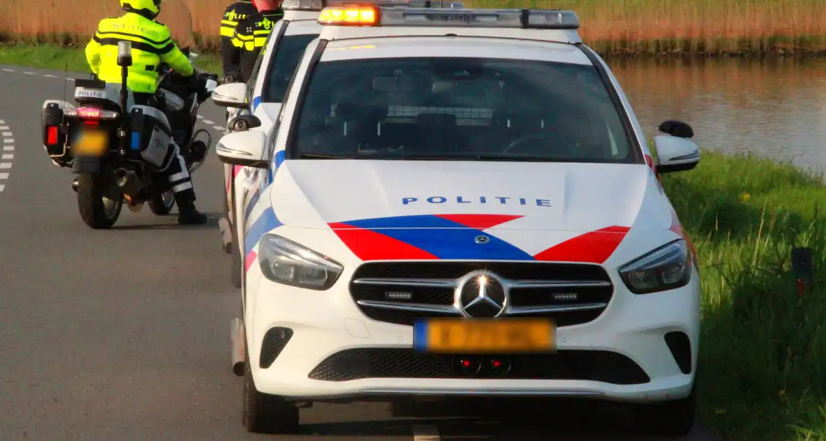 Motorrijder belandt in het water