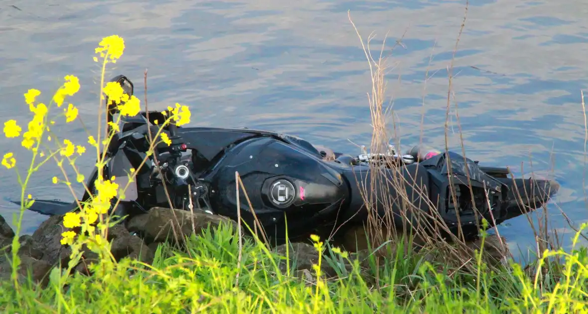 Motorrijder belandt in het water - Foto 3