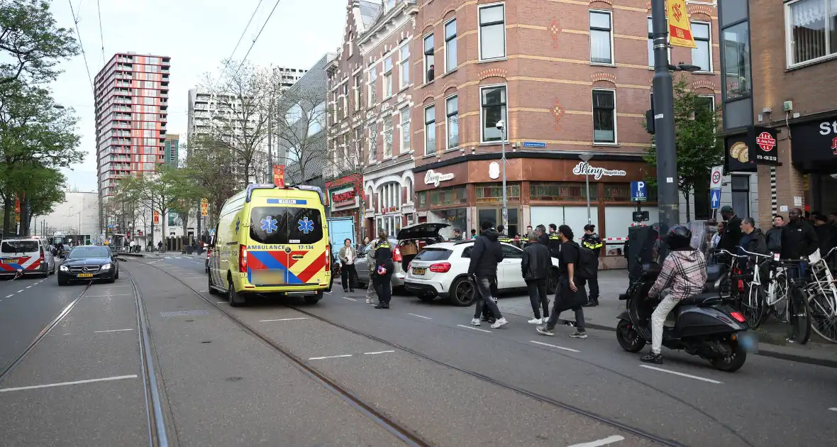 Persoon bekneld tussen twee voertuigen