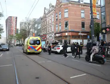Persoon bekneld tussen twee voertuigen