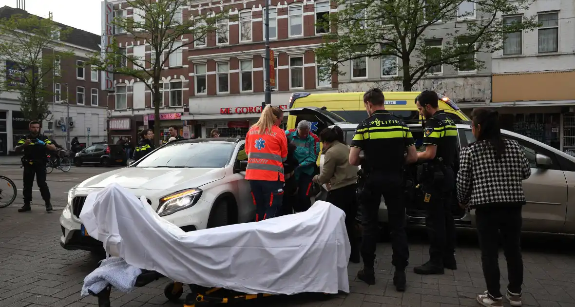 Persoon bekneld tussen twee voertuigen - Foto 1