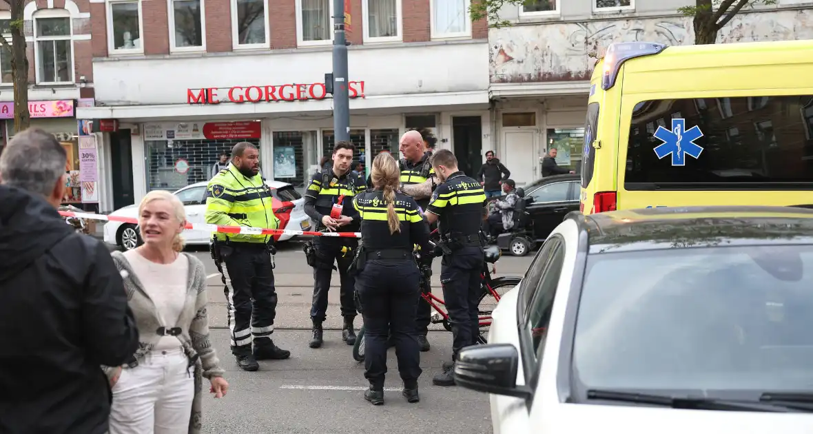 Persoon bekneld tussen twee voertuigen - Foto 2