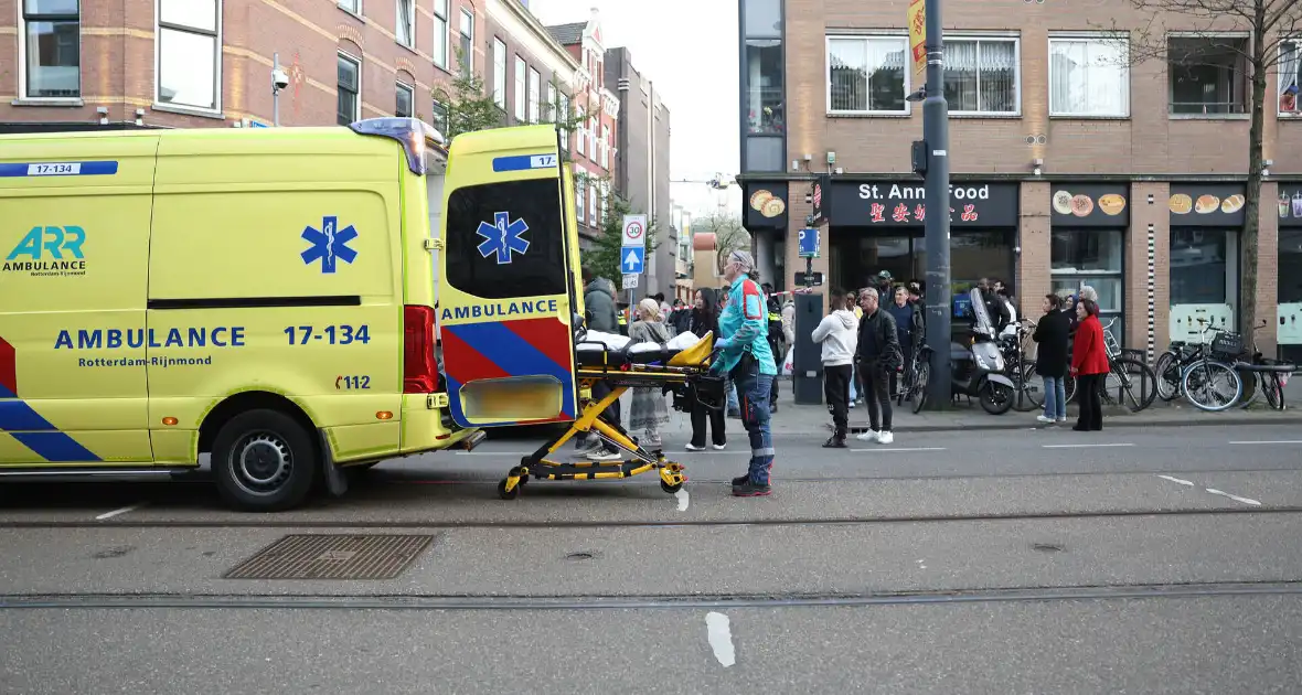 Persoon bekneld tussen twee voertuigen - Foto 3