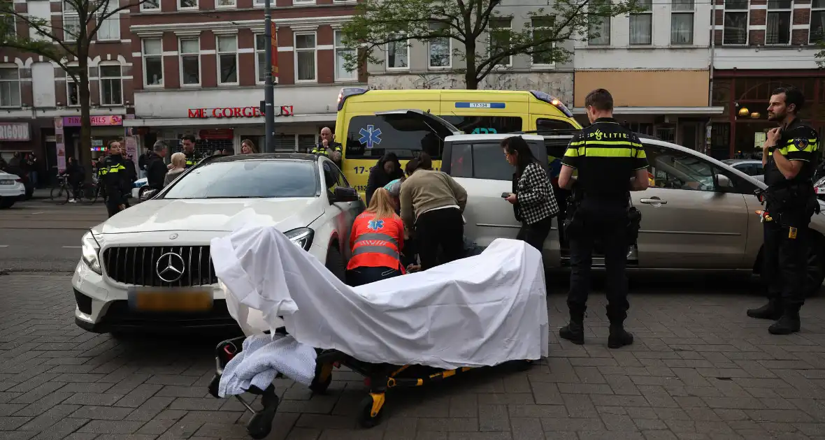 Persoon bekneld tussen twee voertuigen - Foto 8