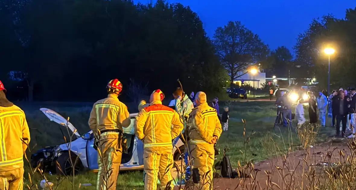 Eenzijdig ongeval auto belandt op fietspad - Foto 2