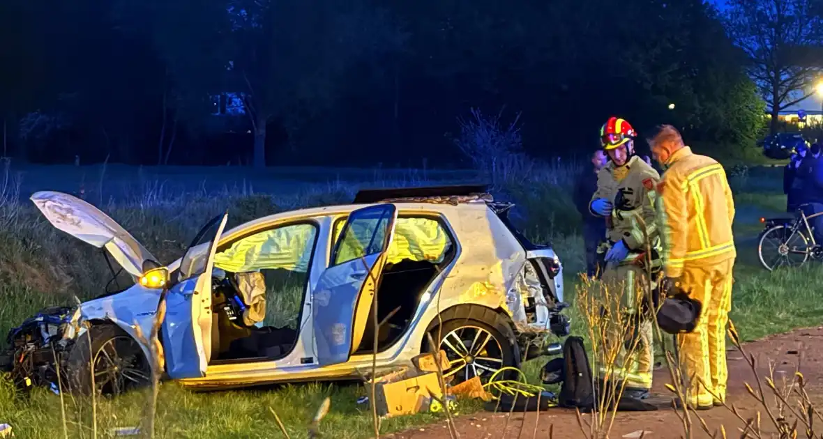 Eenzijdig ongeval auto belandt op fietspad - Foto 3