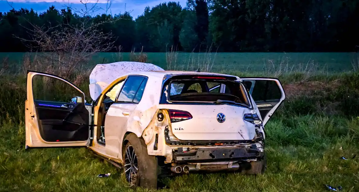Eenzijdig ongeval auto belandt op fietspad - Foto 4