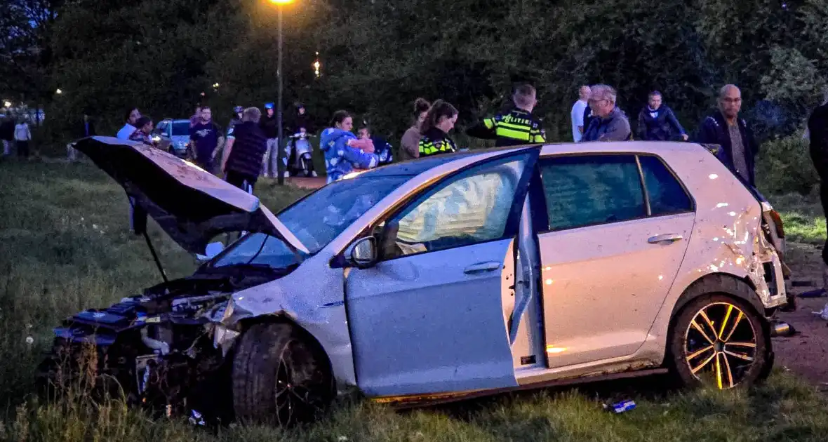 Eenzijdig ongeval auto belandt op fietspad - Foto 5