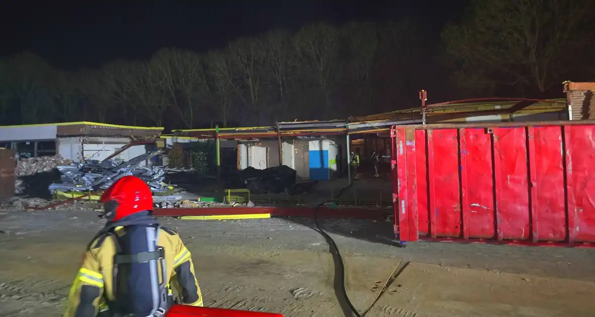 Brandweer druk met meerdere afval branden - Foto 10