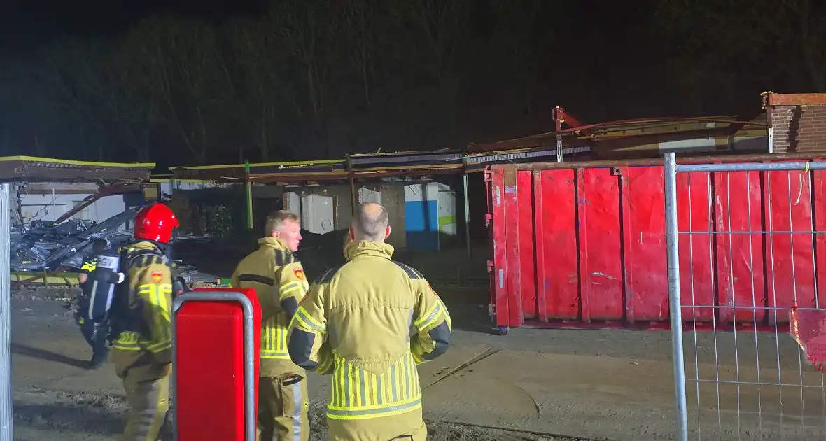 Brandweer druk met meerdere afval branden - Foto 11