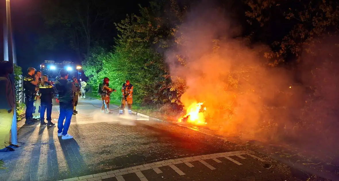 Brandweer druk met meerdere afval branden - Foto 12