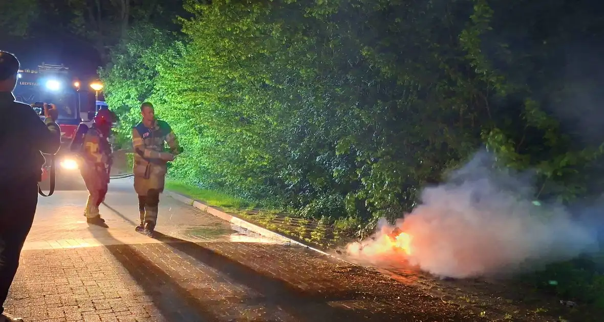 Brandweer druk met meerdere afval branden - Foto 13