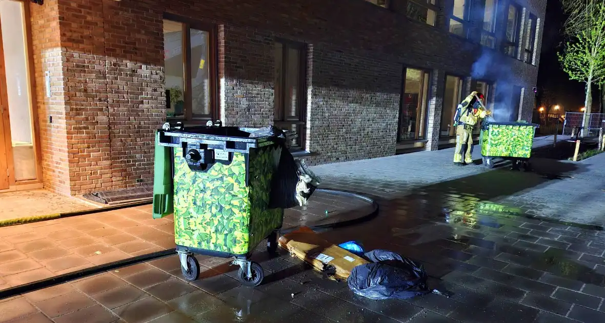 Brandweer druk met meerdere afval branden - Foto 6