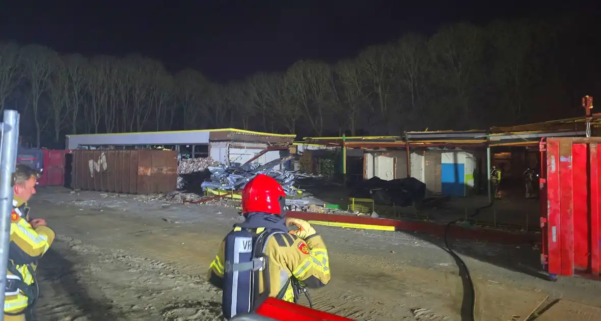Brandweer druk met meerdere afval branden - Foto 9