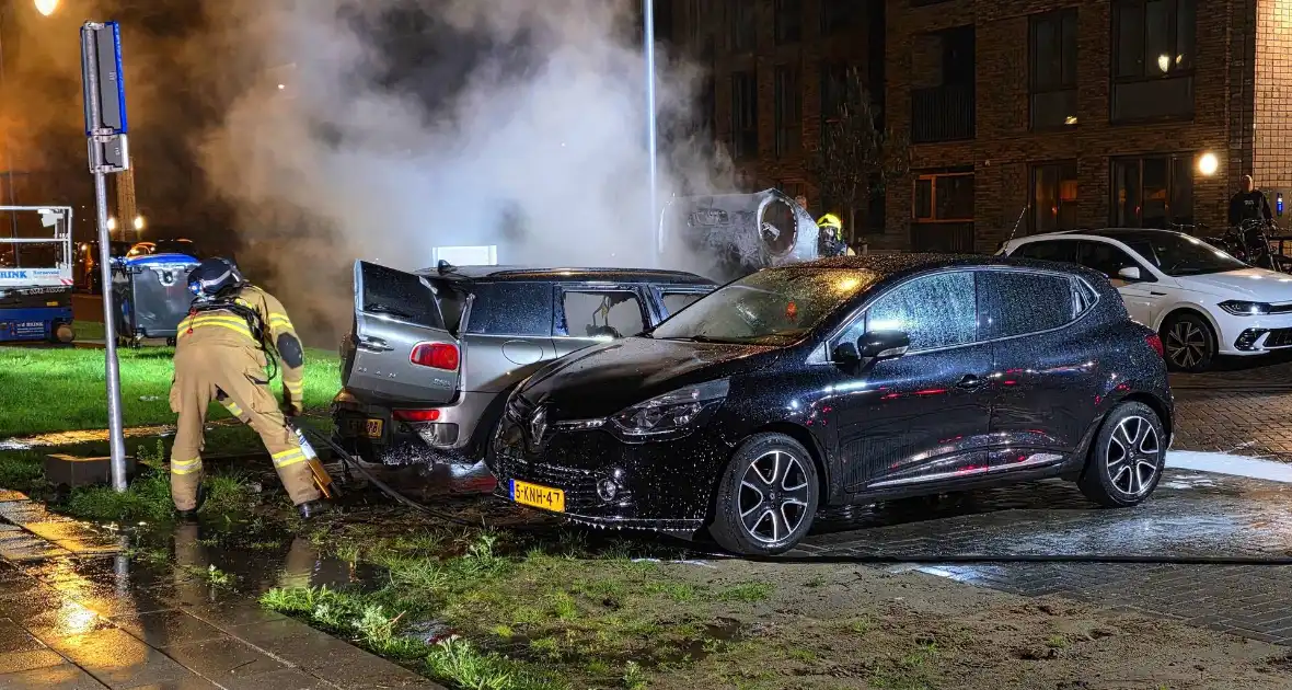 Brandweer blust nachtelijke autobrand - Foto 1
