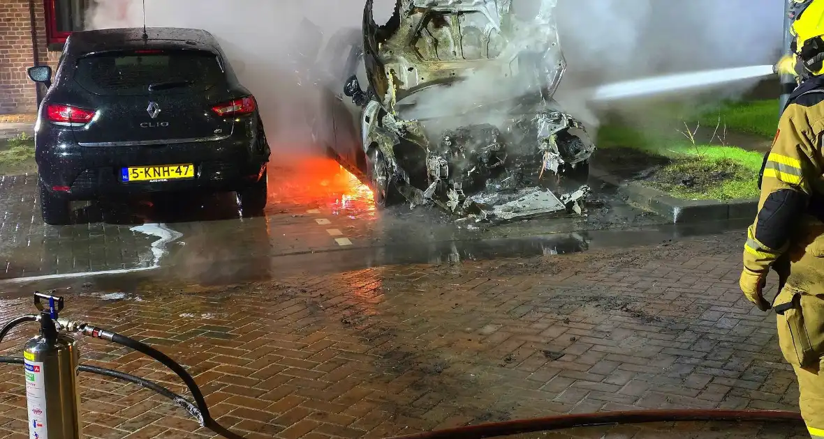 Brandweer blust nachtelijke autobrand - Foto 2