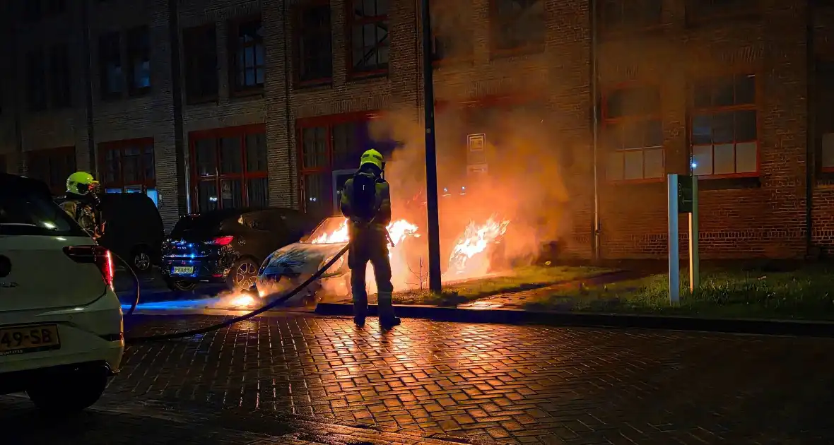 Brandweer blust nachtelijke autobrand - Foto 3