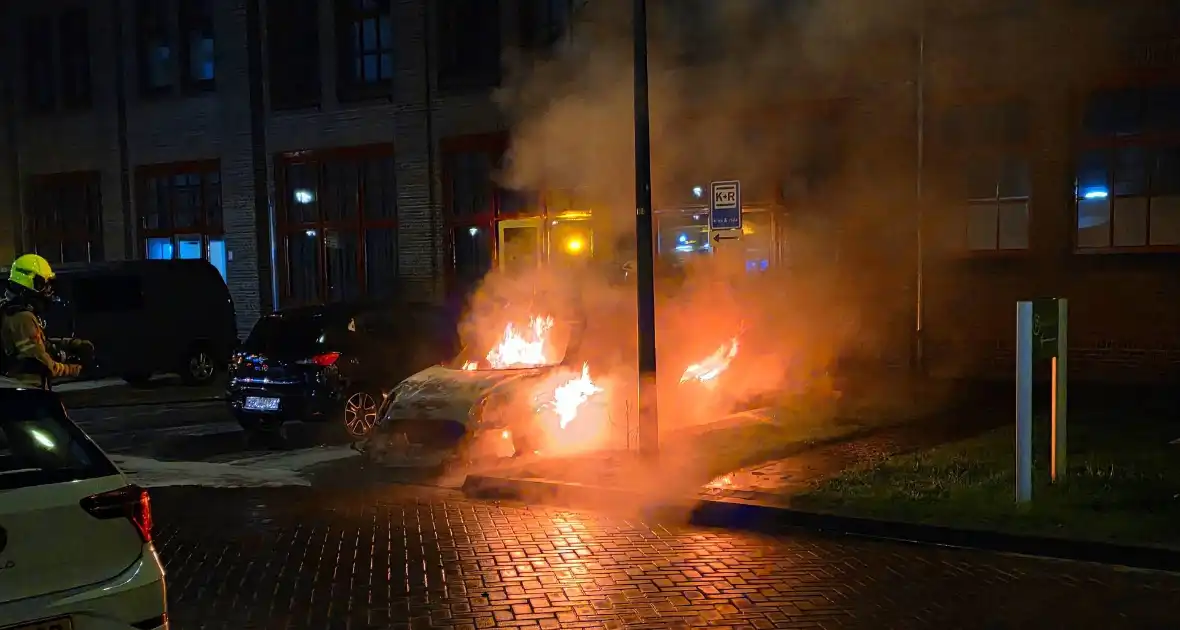 Brandweer blust nachtelijke autobrand - Foto 4
